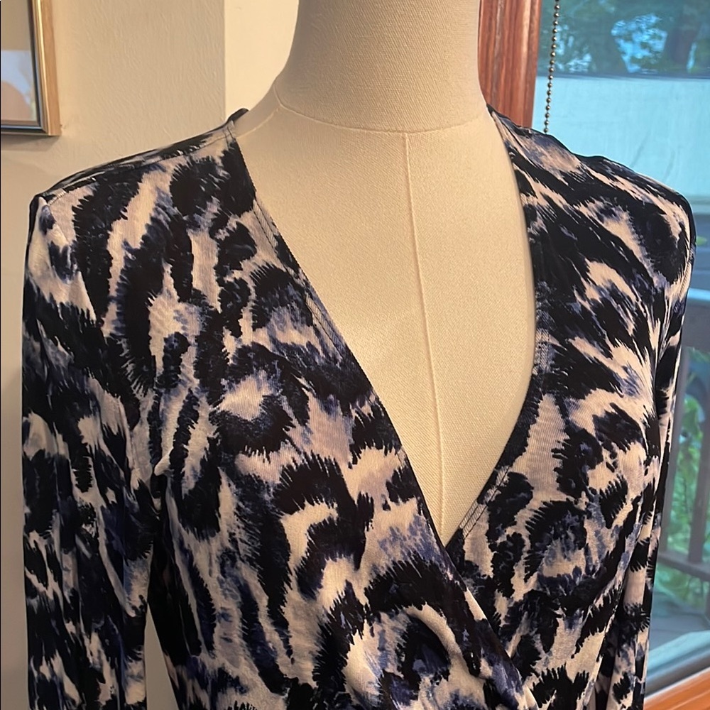 Chico’s Traveler Blue Leopard Faux Wrap Black and White Patterned Dress Size 0 - Picture 5 of 10